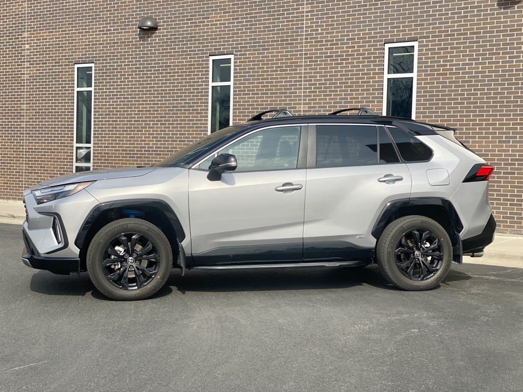 Toyota RAV4 Hybrid XSE AWD model tahun 2023