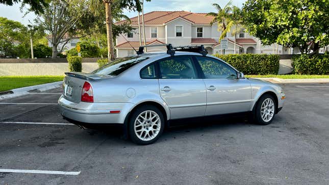 3/4 tembakan belakang Passat