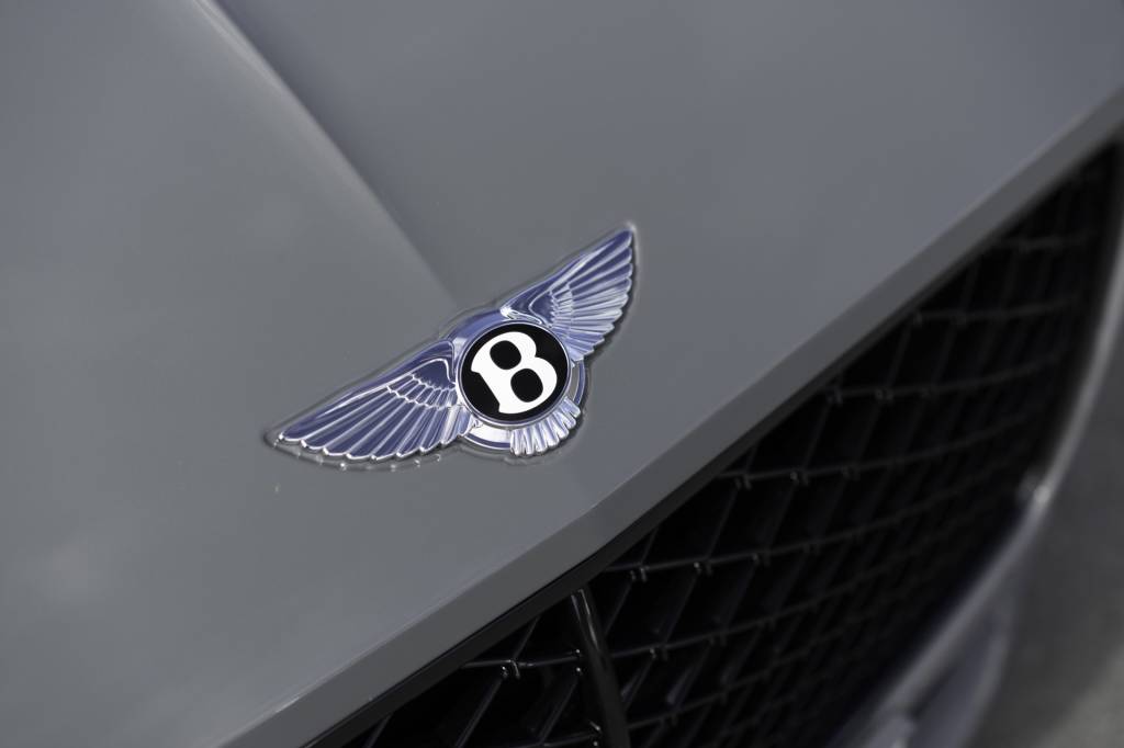 Kecepatan Bentley Continental GT dalam Gravity Grey