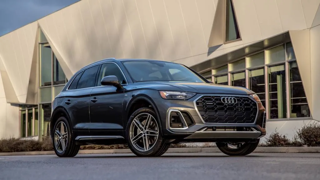 2022 Audi Q5 55 TFSI E, Komponen Hibrida Tambahan