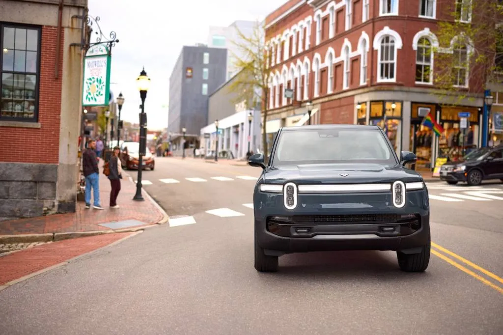2025 Rivian R1s