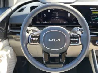 Kia Karnaval Hibrida 2025